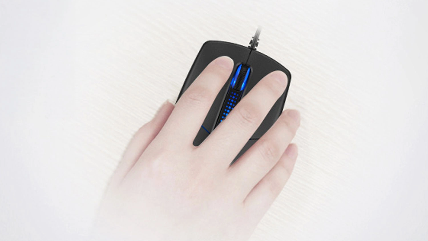 Ruka položená na čiernej PC myši A4TECH N-530S s modro podsvieteným rolovacím kolieskom.