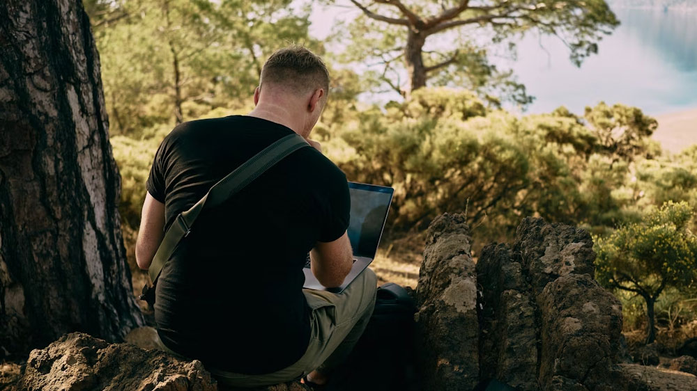 Muž na skale s notebookom_02