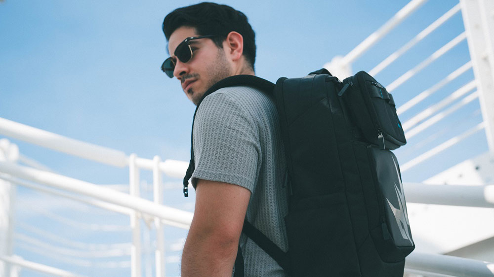 Muž s Acer Predator Gaming Extreme Backpack 17 na chrbte_03