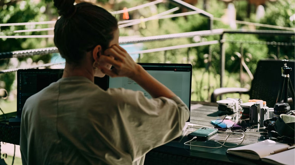 Žena pracujúca vonku pri stole_02