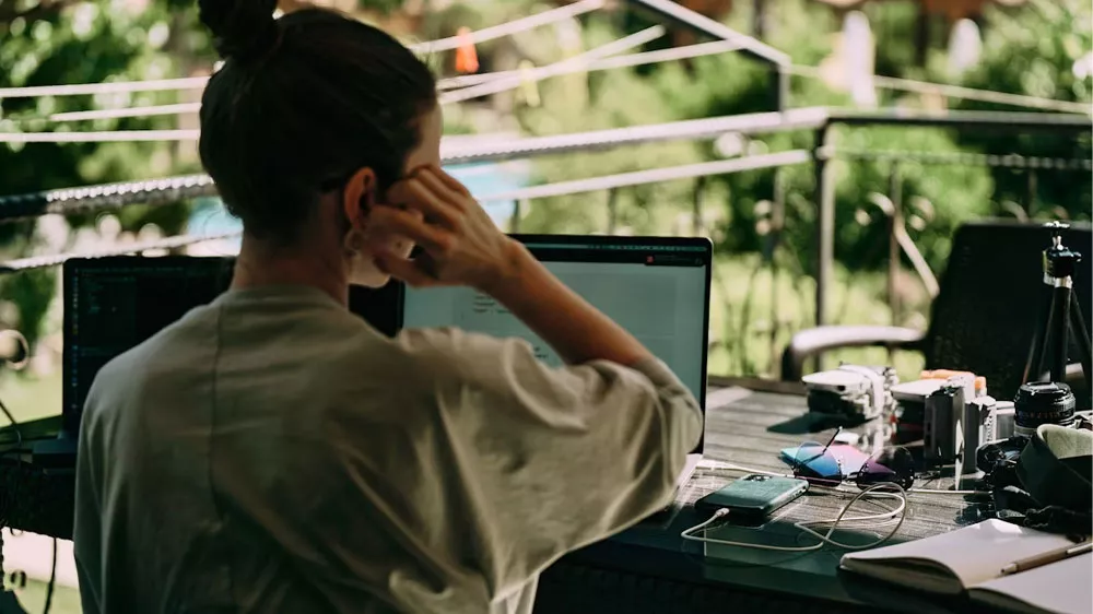 Žena pracujúca vonku pri stole_02