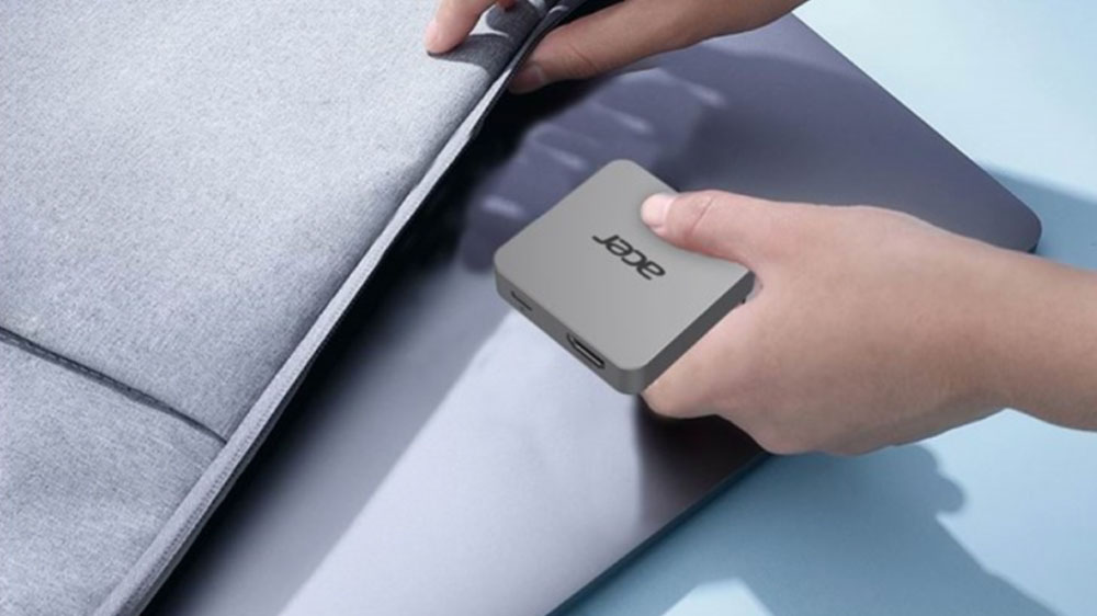 Ruka vkládající USB-C dongle Acer 4in1 USB/HDMI do tašky_02