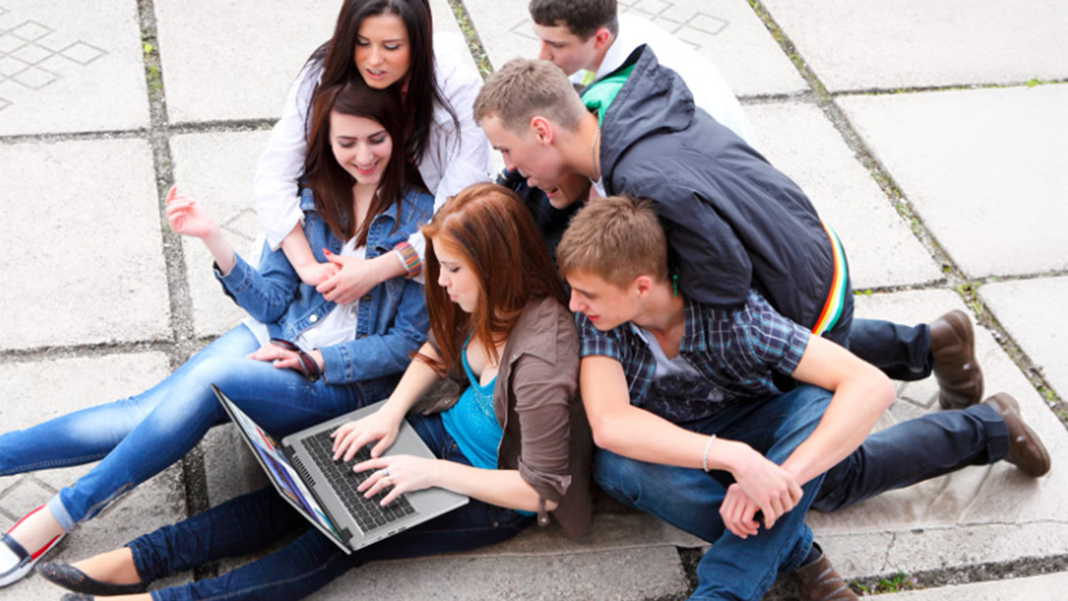 Parta lidí na notebooku Acer Aspire Go 17