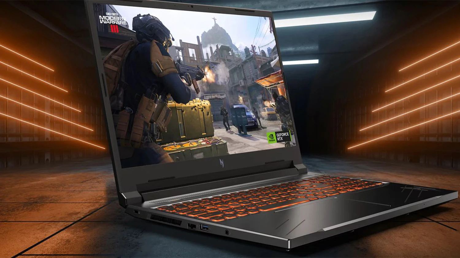 Notebook Lenovo s betonovým pozadím a oranžovými světly