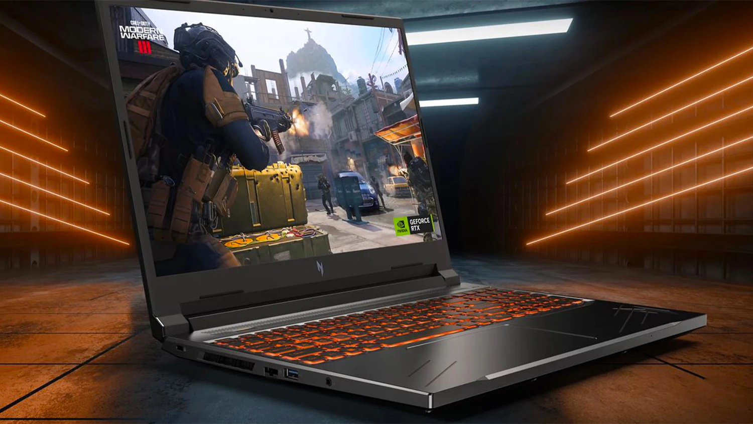 Notebook Lenovo s betonov&yacute;m pozad&iacute; a oranžov&yacute;mi světly