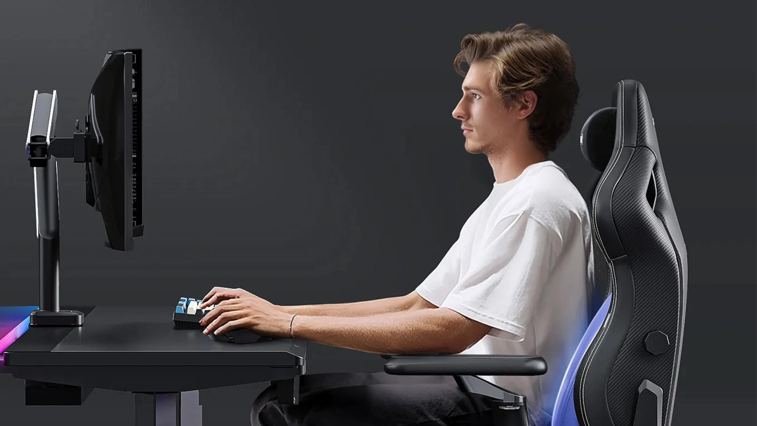 Muž sediaci na stoličke Anda Seat Kaiser 4 v2 XL