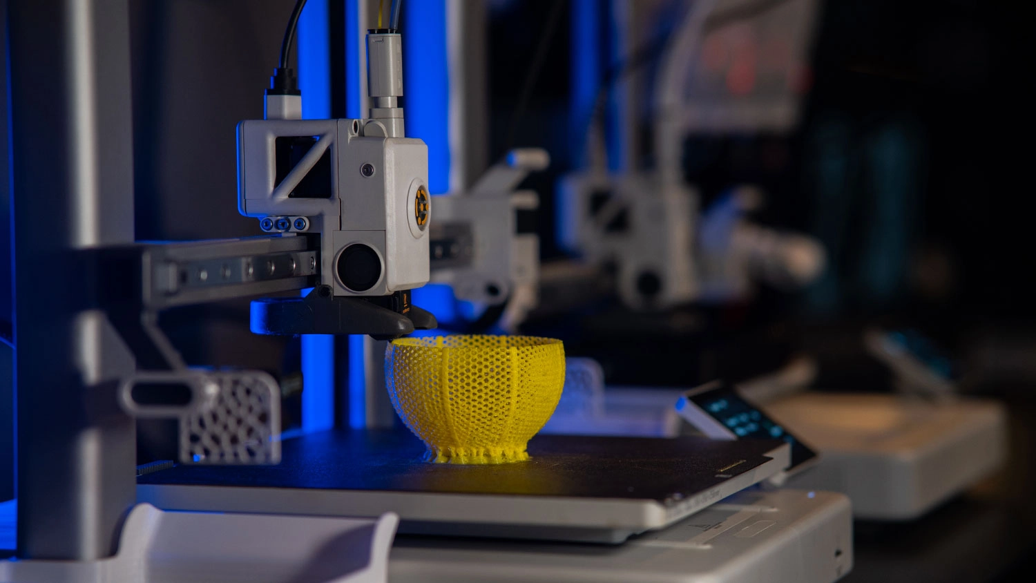3D tlačiareň tlač&iacute; model