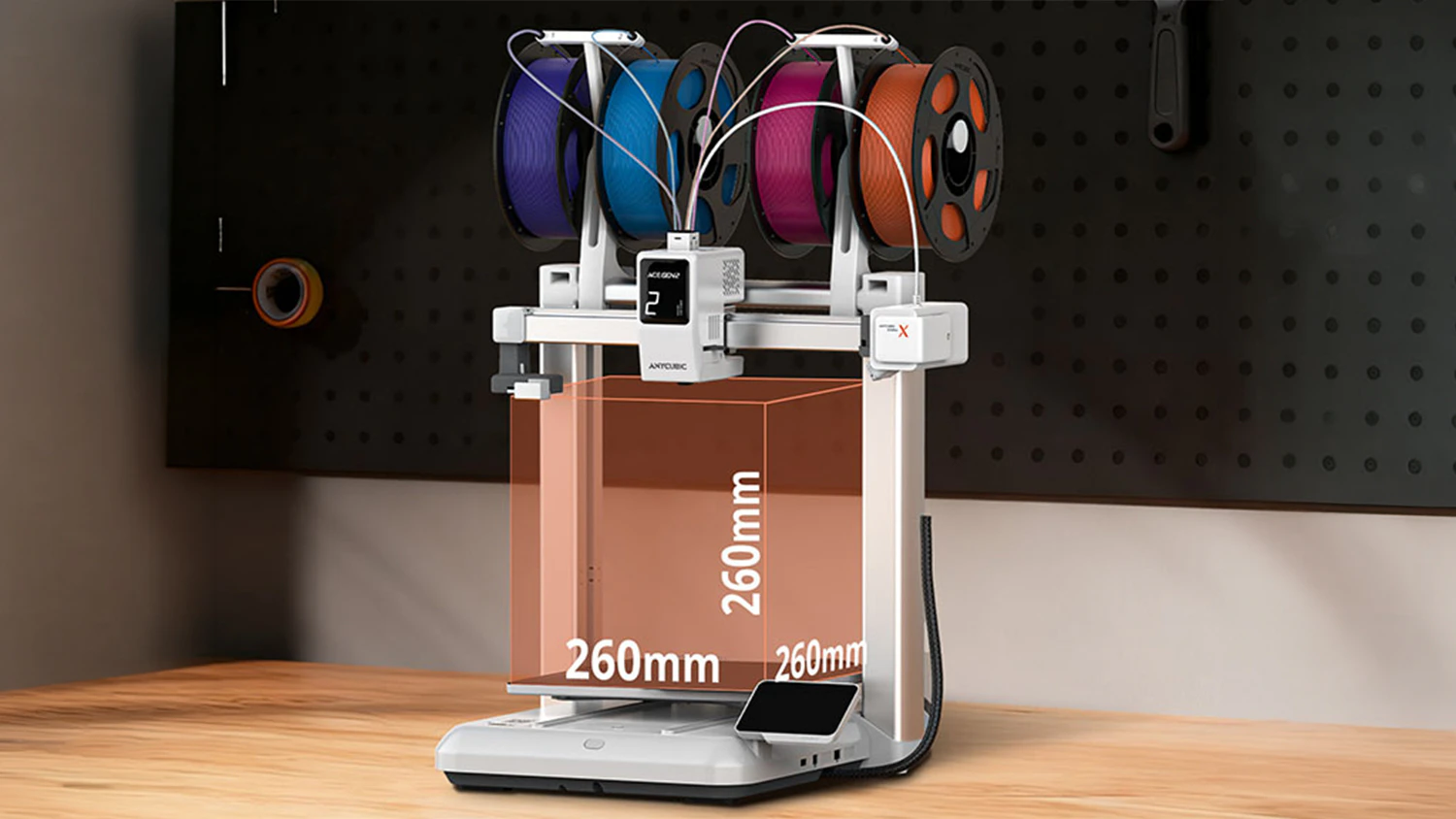 3D tisk&aacute;rna Anycubic Kobra X na pracovn&iacute;m stole se zn&aacute;zorněn&iacute;m tiskov&eacute;ho prostoru