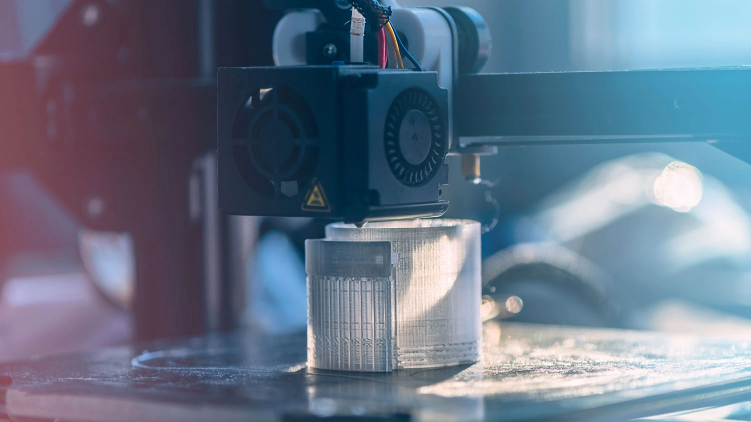 3D tisk&aacute;rna tiskne model