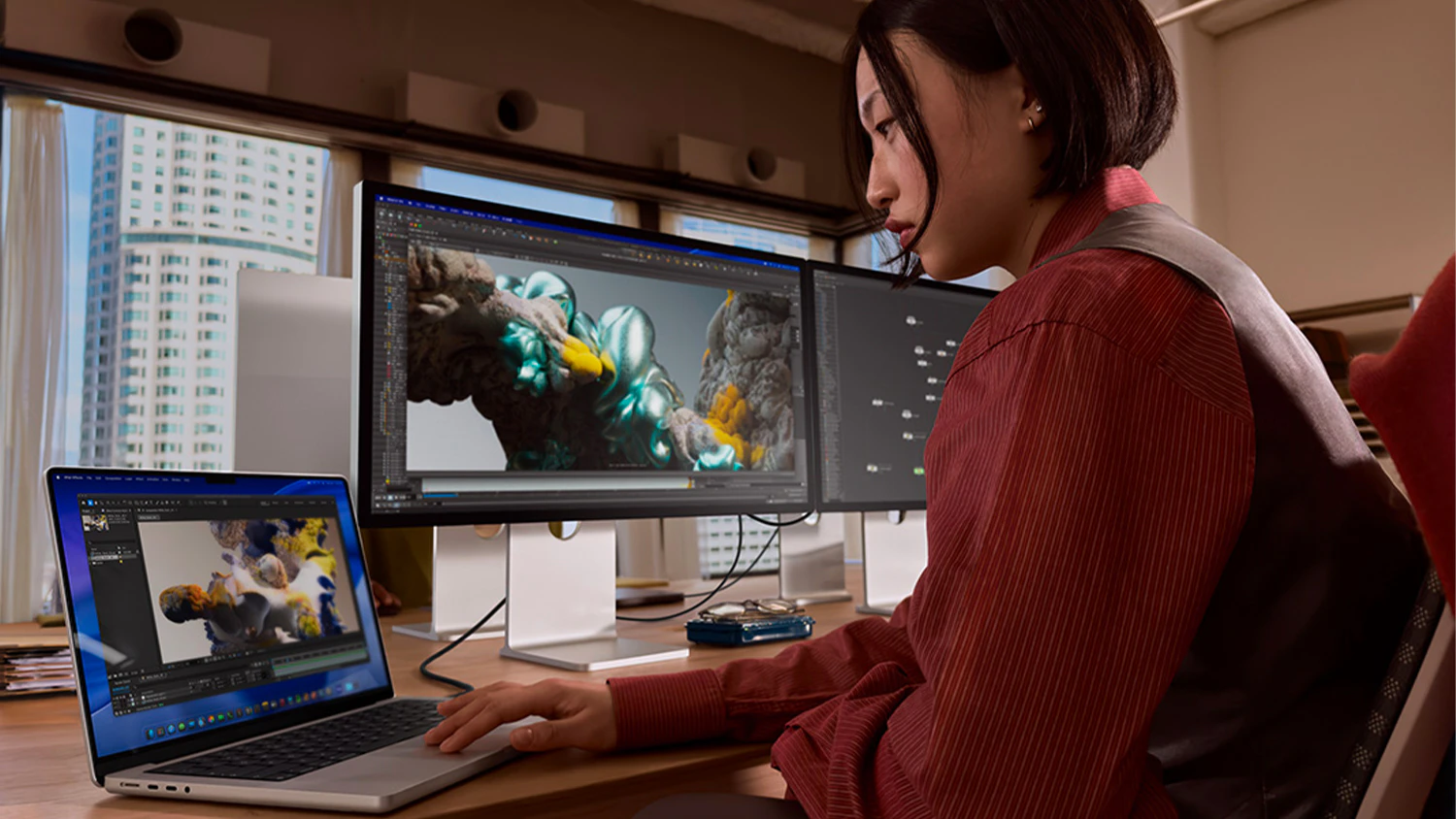 Žena pracuj&iacute;c&iacute; na monitorech Apple Studio Display XDR 2026