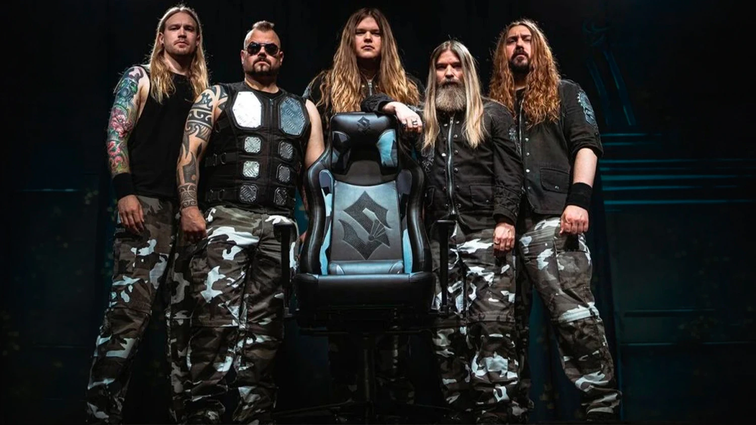 Skupina Sabaton stojaca za stoličkou Arozzi