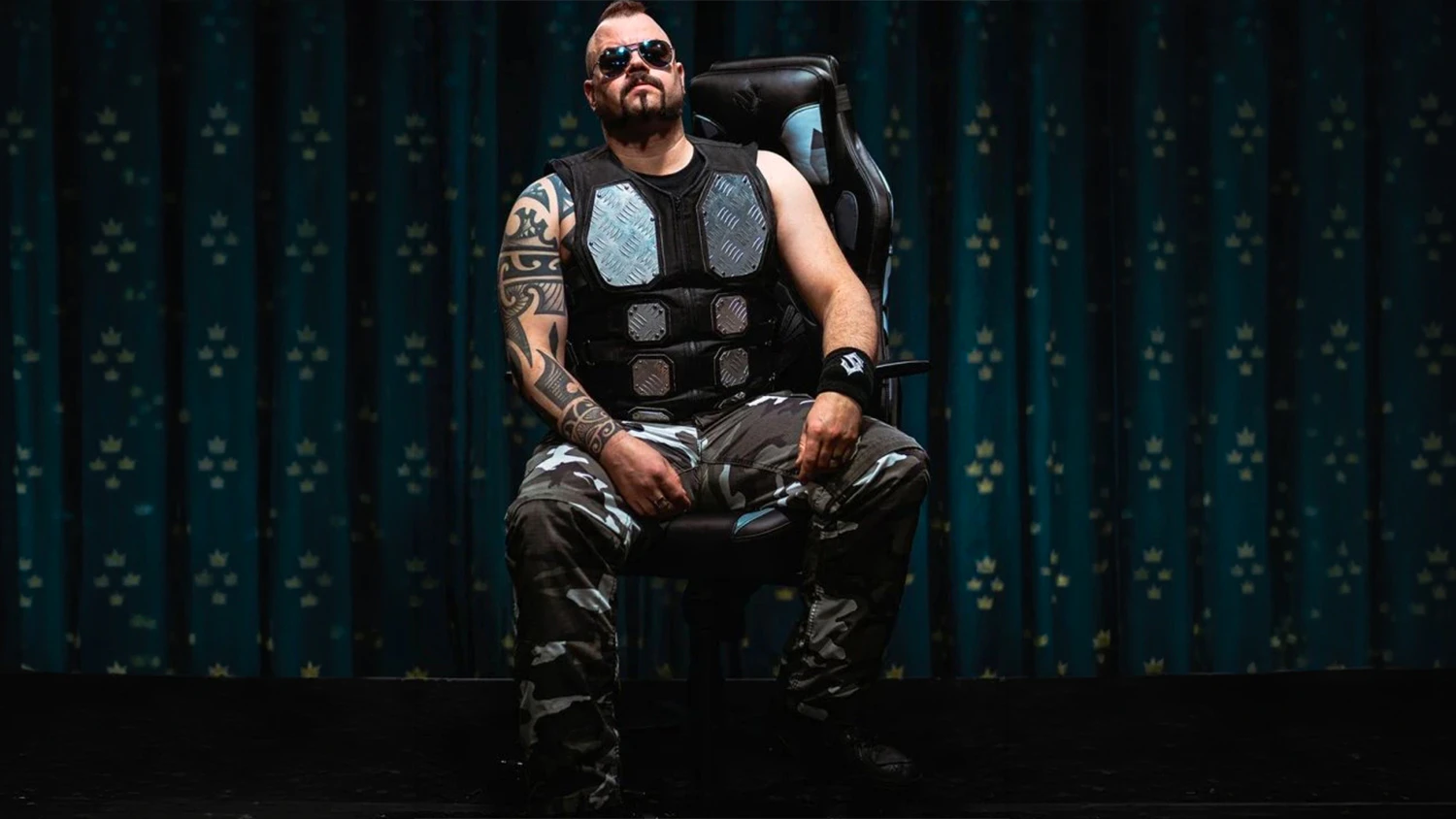 Muž sediaci na stoličke Arozzi Vernazza Sabaton Edition