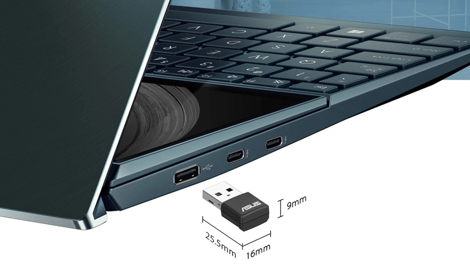 Rozměry adaptéru Asus USB-AX55 AX1800 u notebooku
