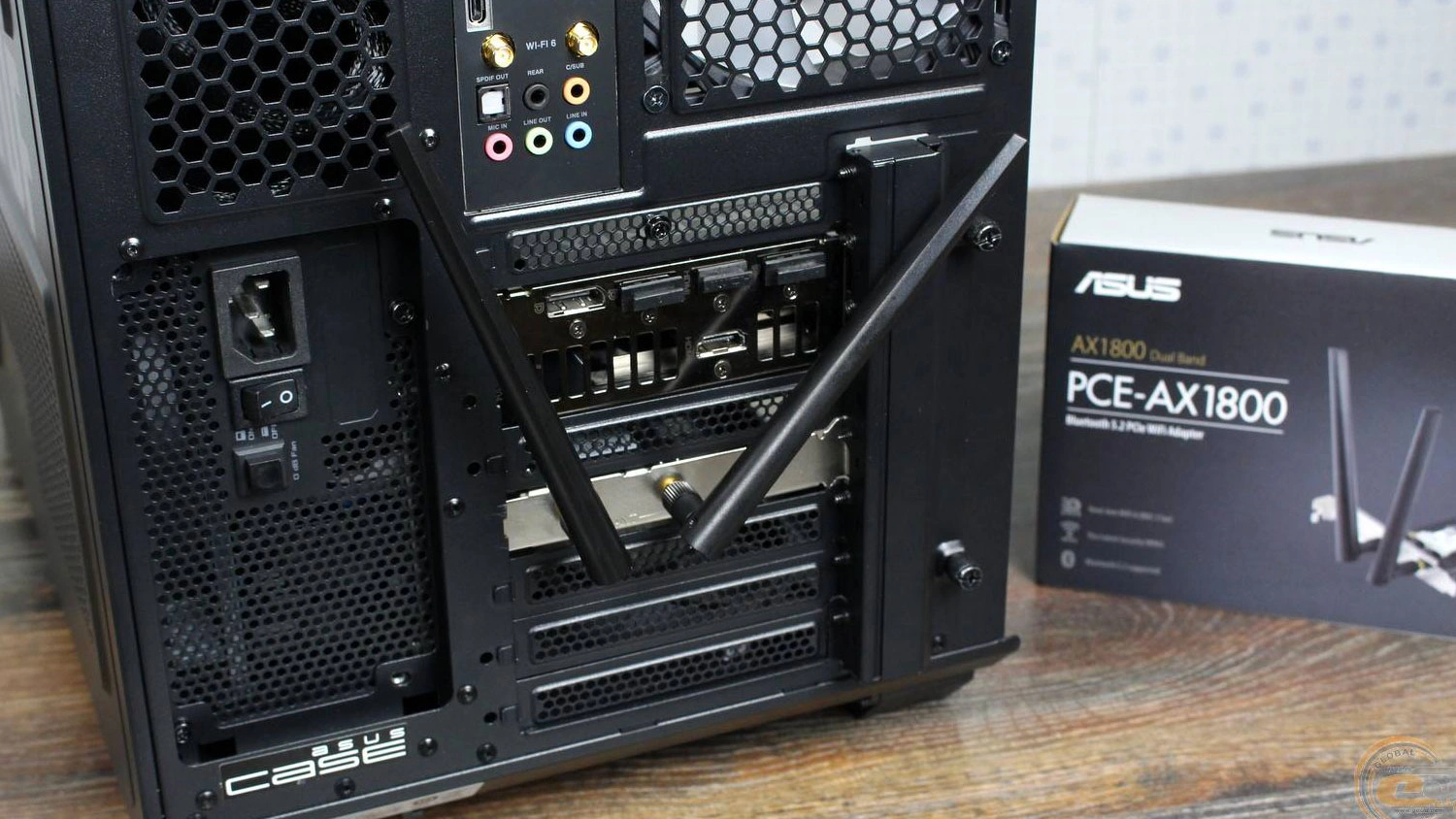 PCI-e adapt&eacute;r Asus PCE-AX1800 ve stoln&iacute;m poč&iacute;tači