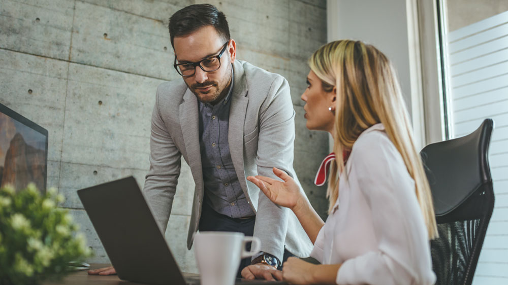 Kolegové u notebooku_02