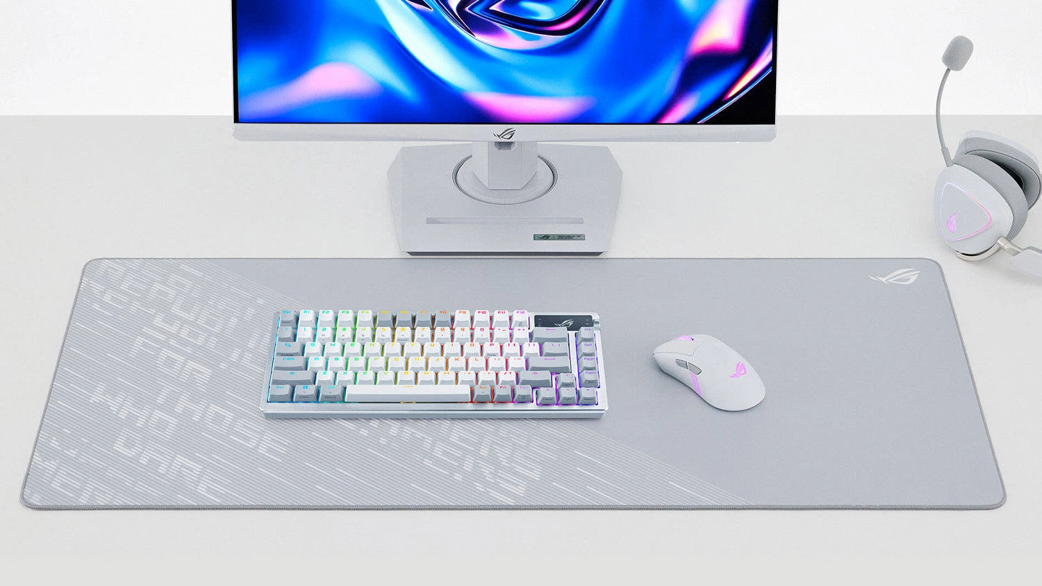 Herní podložka Asus ROG Scabbard II Arctic Gray XXL na stole u pc