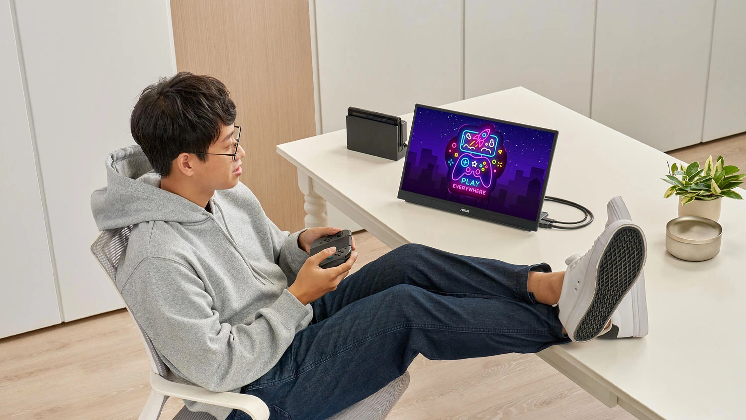 Muž hrajúci na monitore ASUS ZenScreen MB17AHG