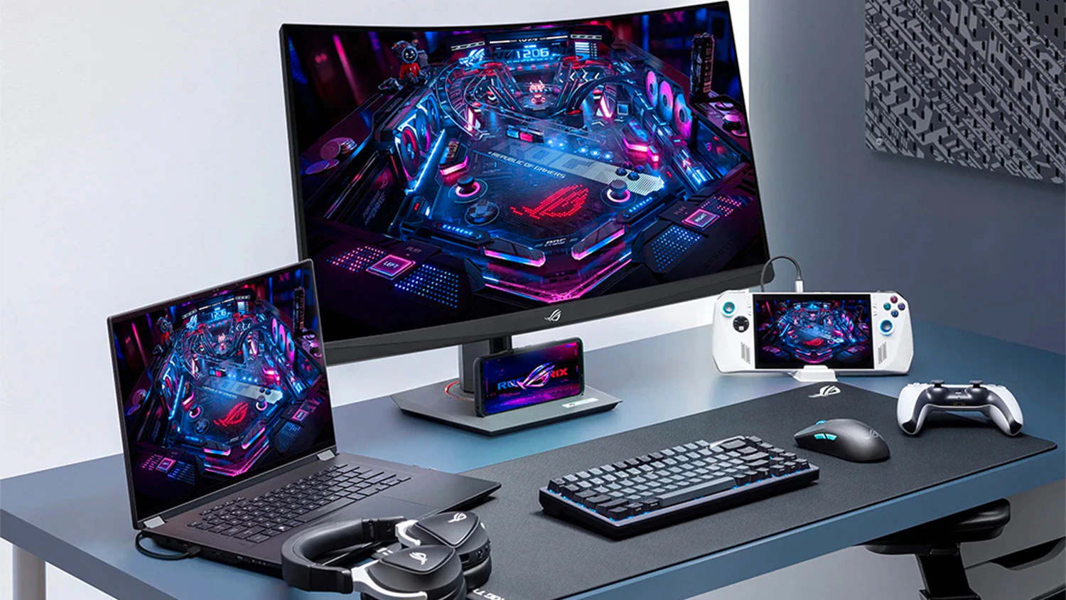 Hern&yacute; monitor ASUS ROG Strix XG32WCS na stole s ROG v&yacute;bavou