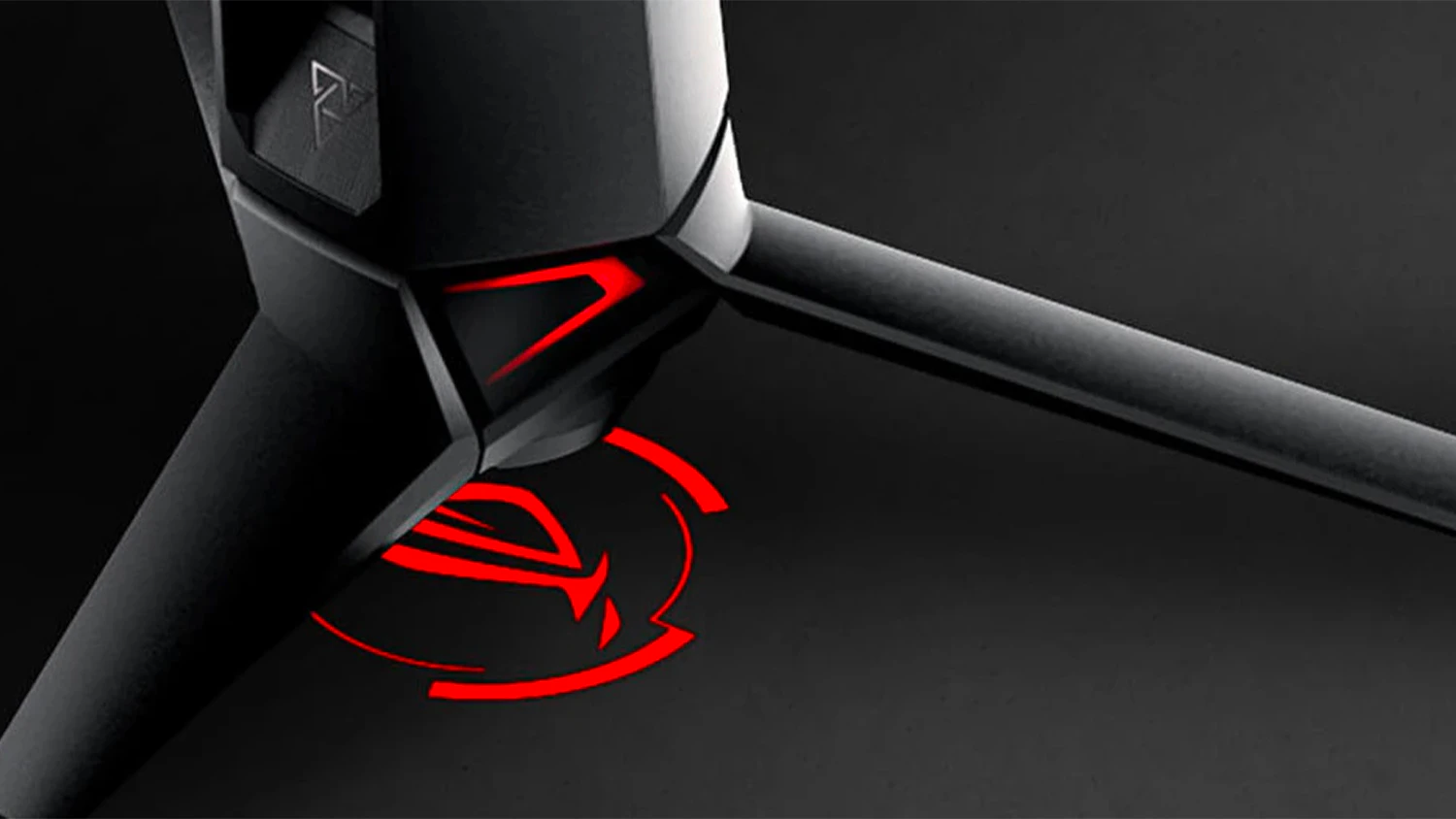 Logo ROG premietan&eacute; pod monitorom