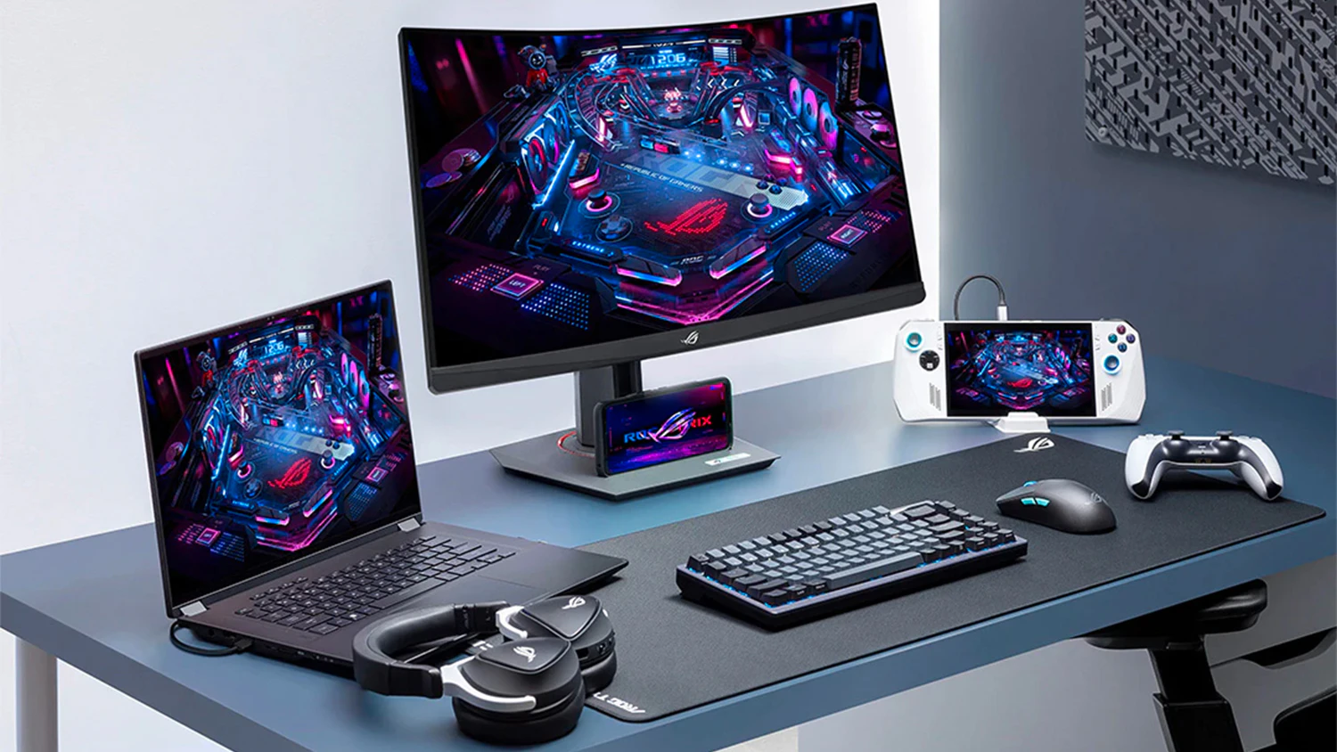 Herný monitor ASUS ROG Strix XG27WCMS na stole s ROG výbavou