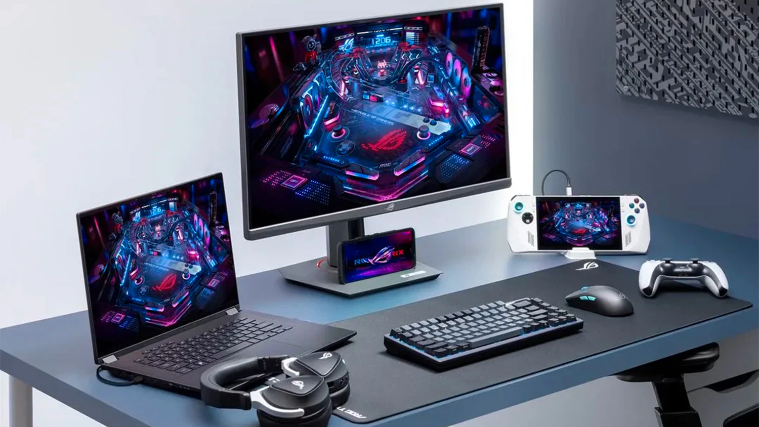 Hern&yacute; monitor ASUS ROG Strix XG27UCG na stole s ROG v&yacute;bavou