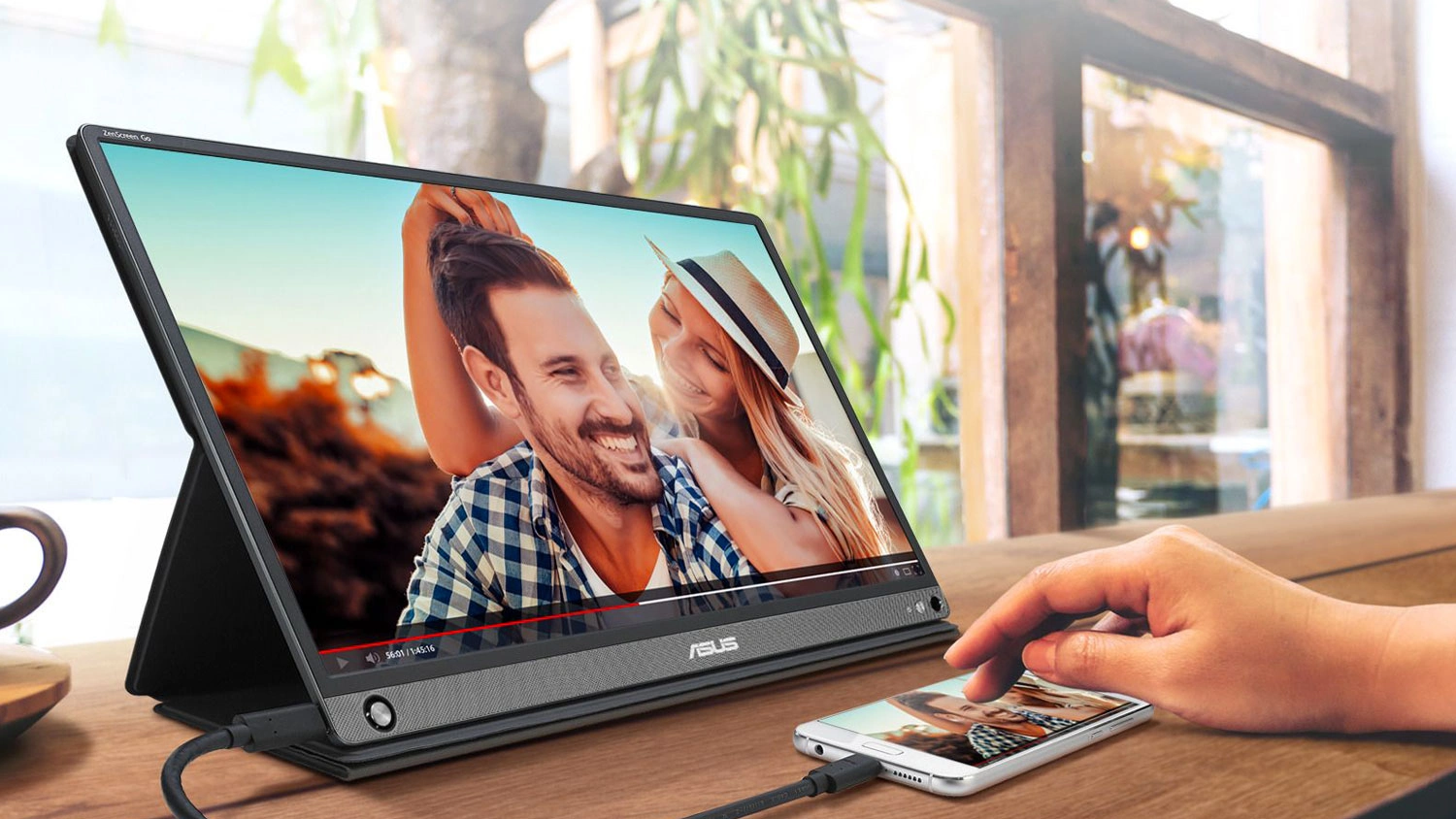 Prenosn&yacute; monitor ASUS ASUS ZenScreen GO MB16AHP pripojen&yacute; k telef&oacute;nu