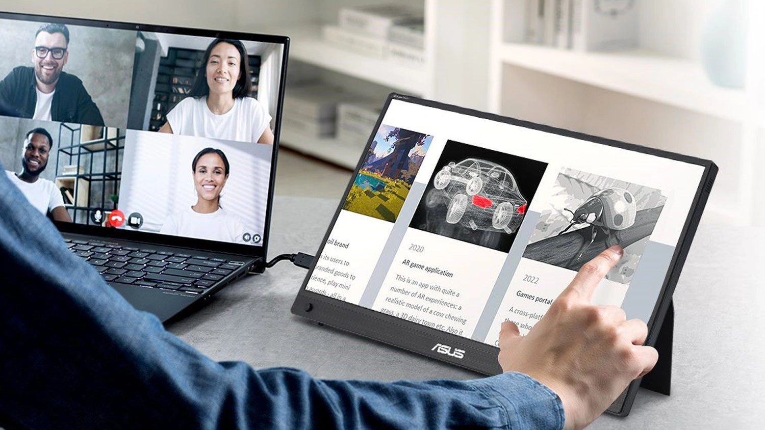 Muž pracuj&uacute;ci na monitore ASUS ZenScreen Touch MB16AHT