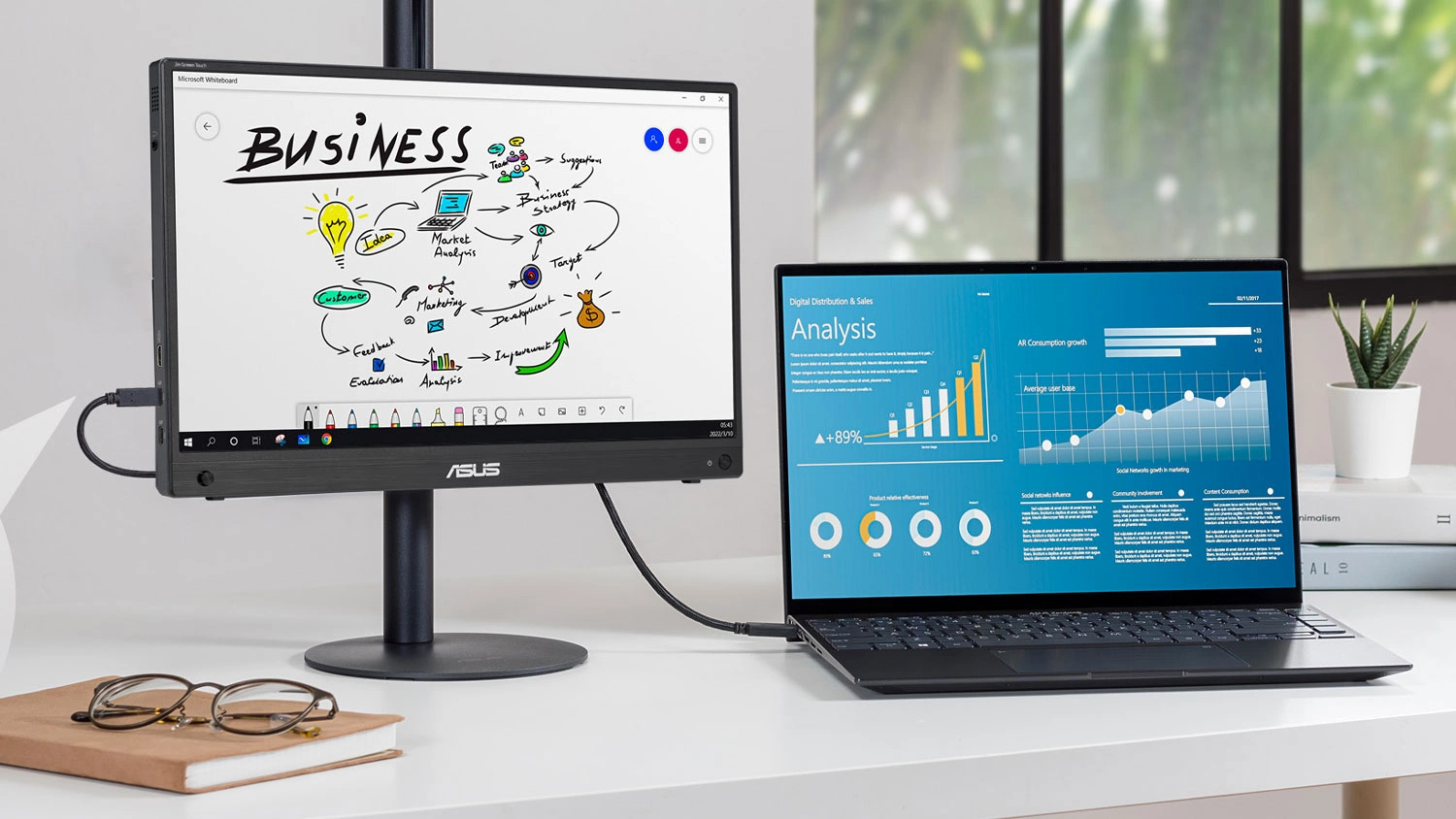 Prenosn&yacute; monitor ASUS ZenScreen Touch MB16AHT na držiaku pripojen&yacute; k notebooku