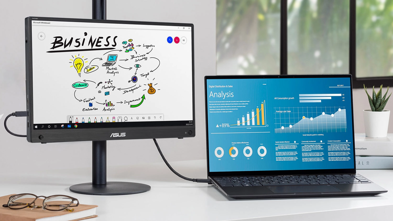 Prenosný monitor ASUS ZenScreen MB16AHG pripojený k notebooku