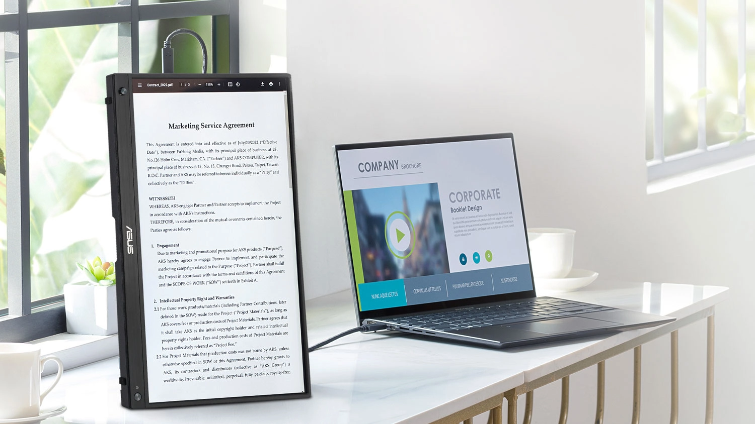 Prenosný monitor ASUS ZenScreen MB16AHG pripojený k notebooku