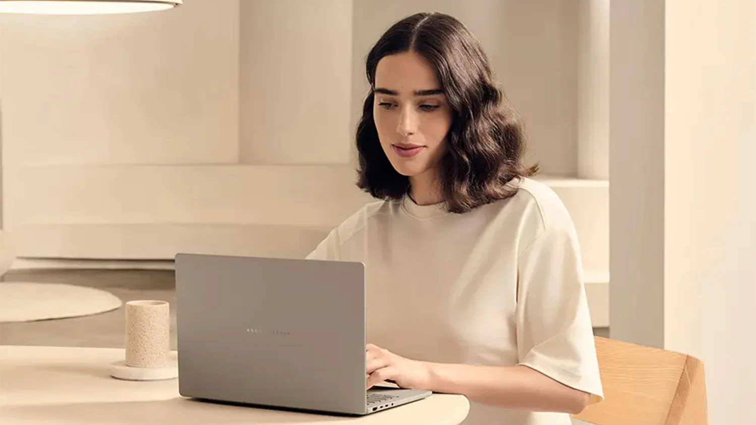 Žena pracující na notebooku ASUS Zenbook S16