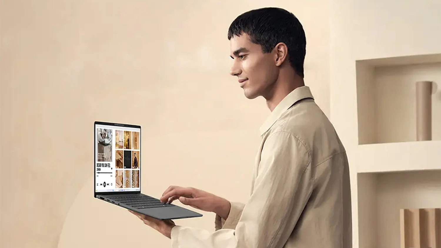 Muž používající notebook ASUS Zenbook S16 za chůze