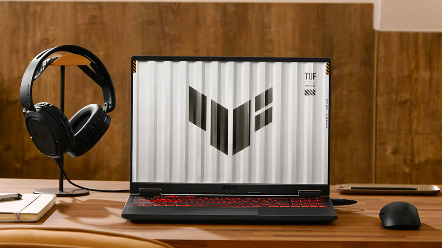 Notebooky ASUS TUF Gaming A18 na stole