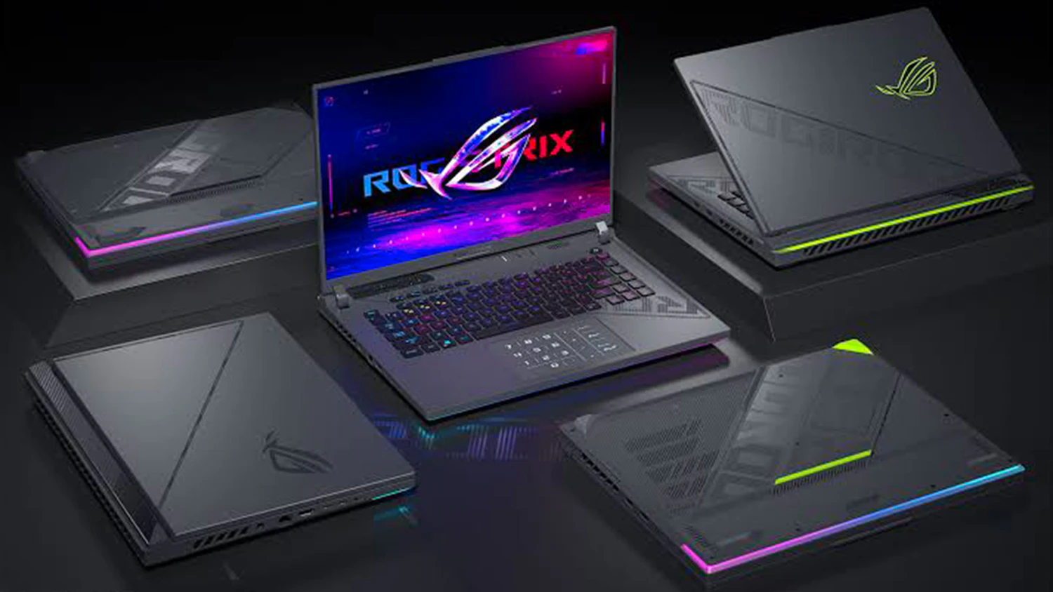 Tmav&aacute; plocha s rozestavěn&yacute;mi notebooky ASUS