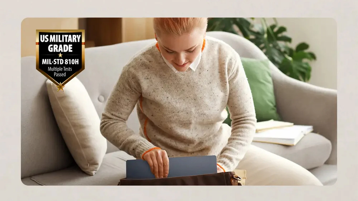 Žena ukladajúca notebook ASUS Zenbook 14 do tašky