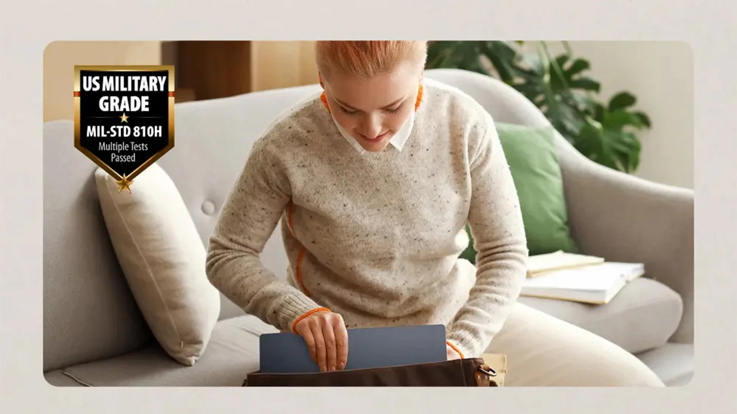 Žena ukl&iacute;zej&iacute;c&iacute; notebook ASUS Zenbook 14 do bra&scaron;ny