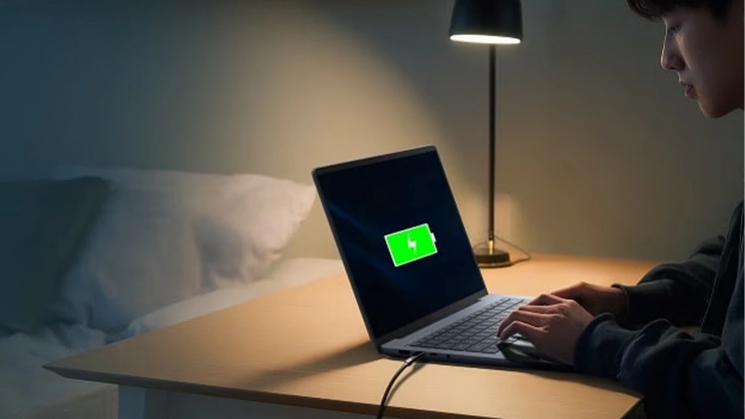 Muž nab&iacute;jej&iacute;c&iacute; notebook ASUS Zenbook 14