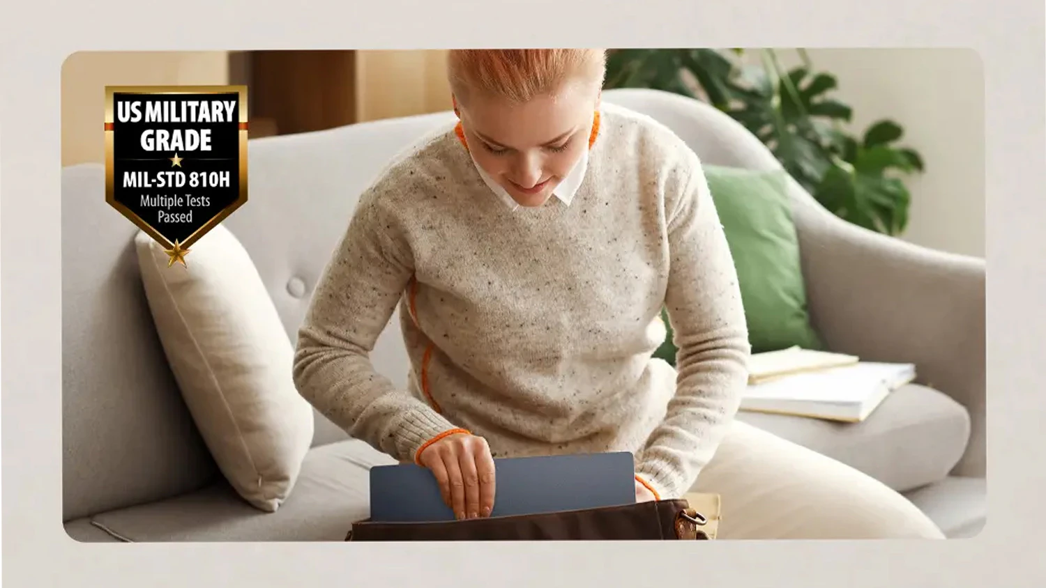Žena ukladajúca notebook ASUS Zenbook 14 do tašky