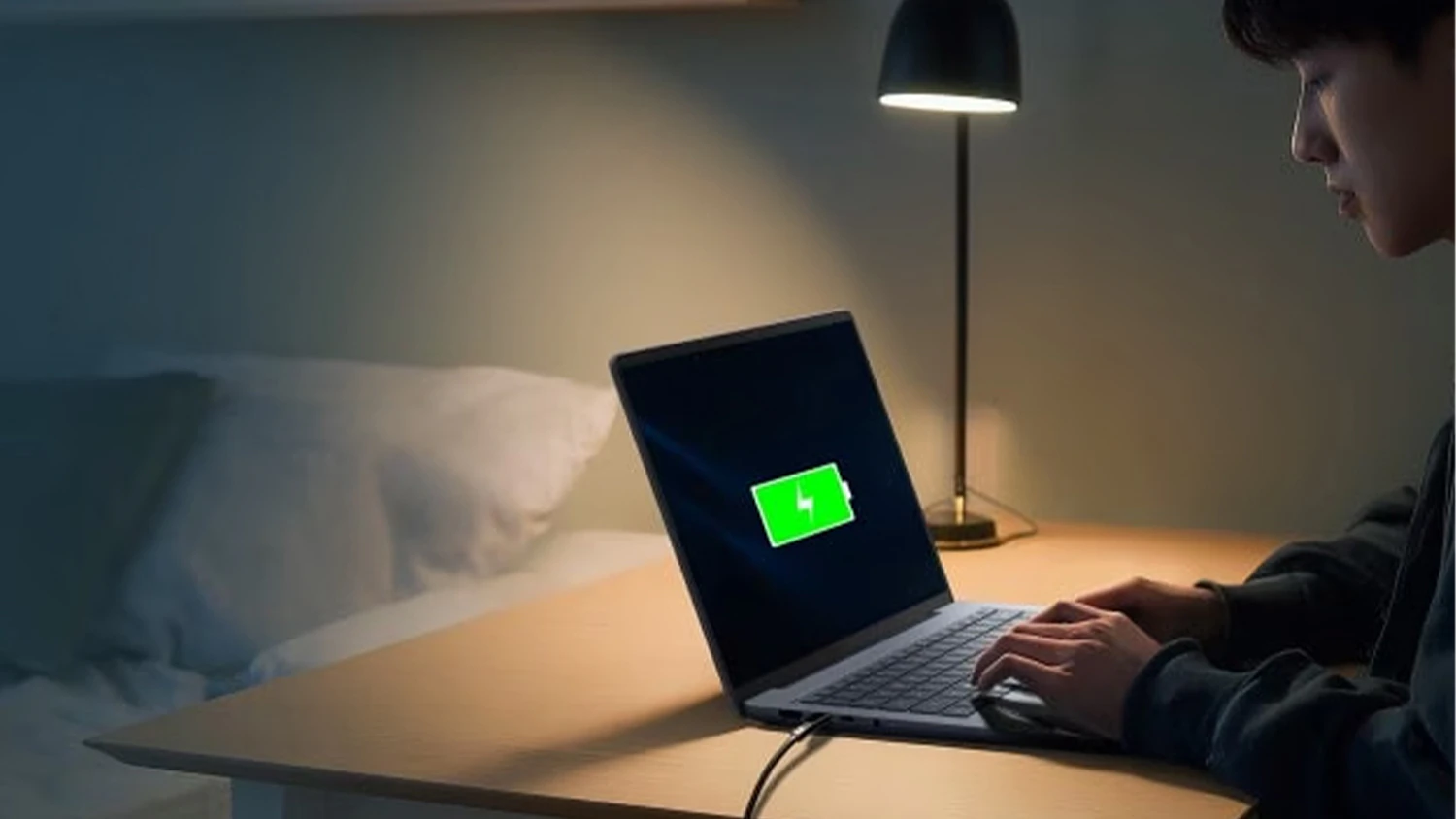 Muž nabíjajúci notebook ASUS Zenbook 14