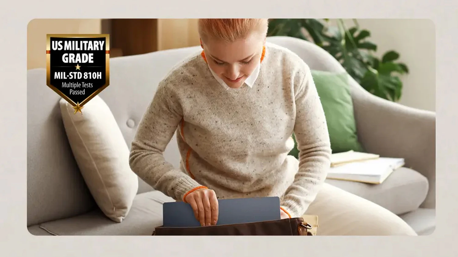 Žena ukl&iacute;zej&iacute;c&iacute; notebook ASUS Zenbook 14 do bra&scaron;ny