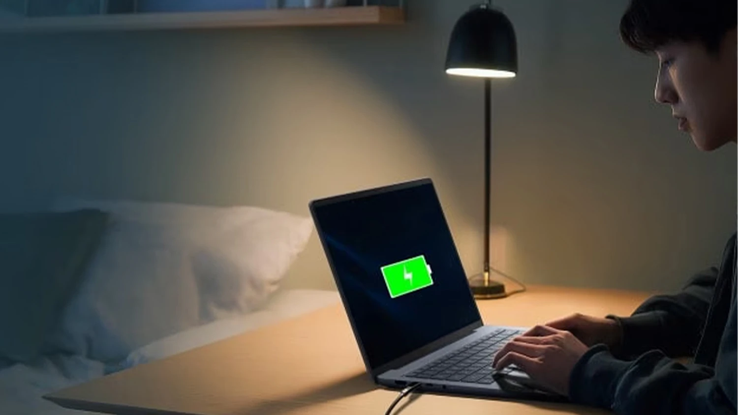 Muž nab&iacute;jej&iacute;c&iacute; notebook ASUS Zenbook 14