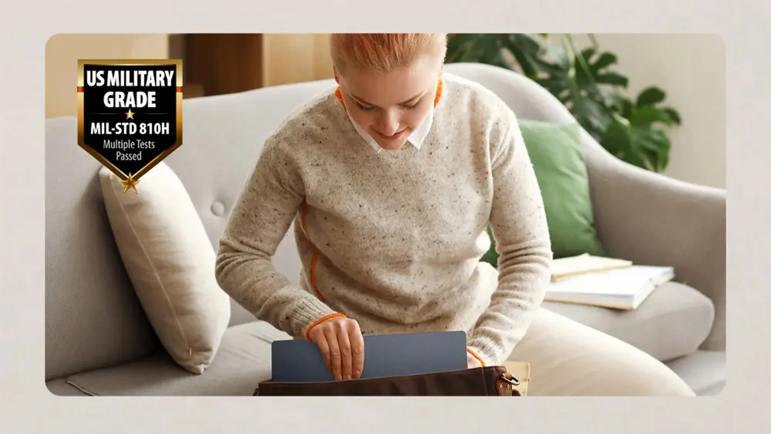 Žena ukl&iacute;zej&iacute;c&iacute; notebooku ASUS Zenbook 14 do bra&scaron;ny