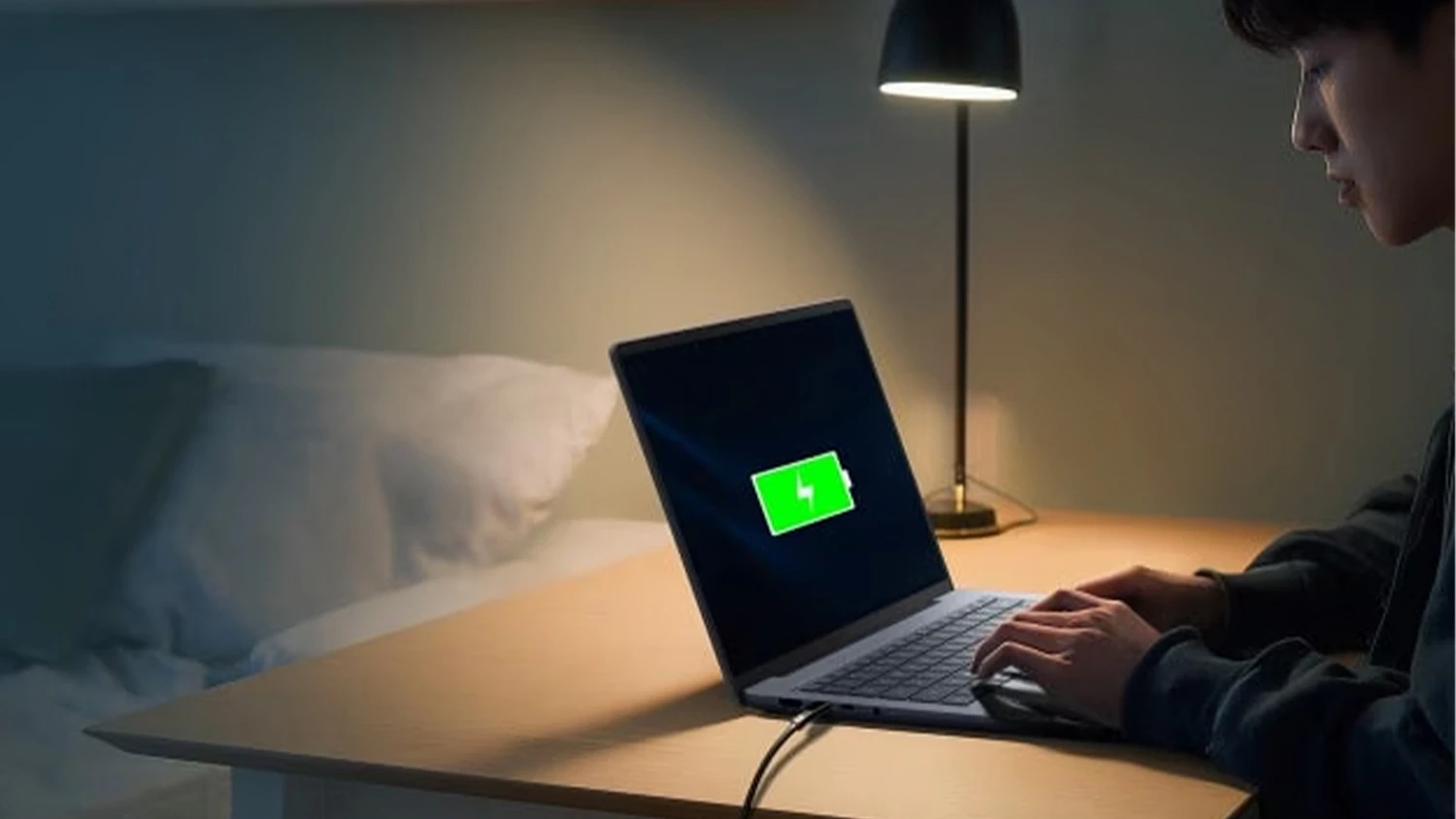 Muž nab&iacute;jej&iacute;c&iacute; notebook ASUS Zenbook 14