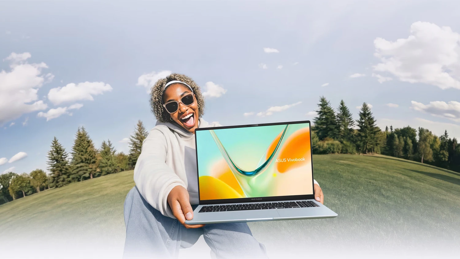 Žena držící notebook ASUS Vivobook S16