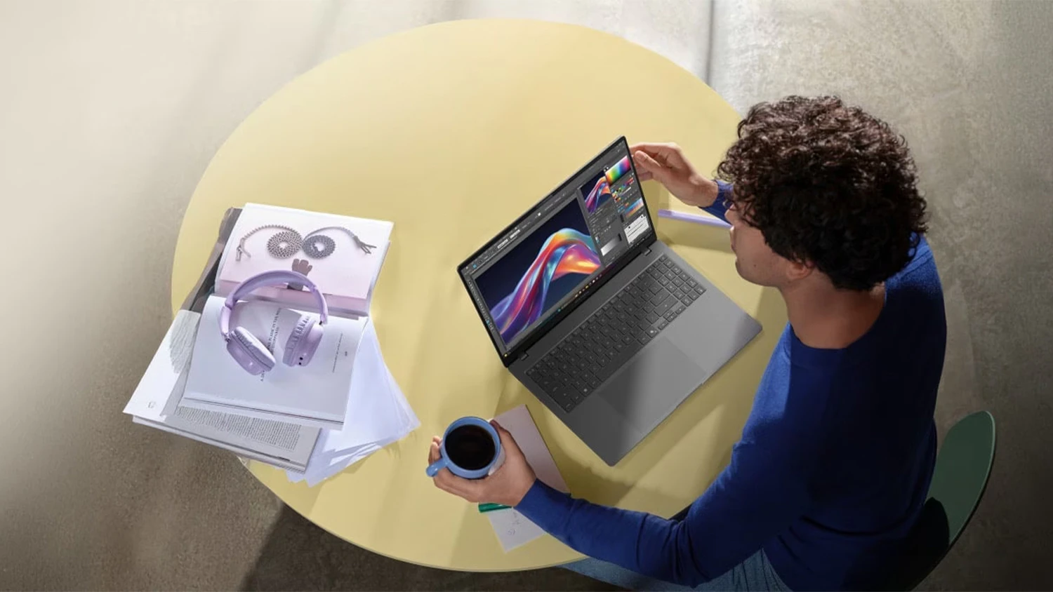 Muž pracující na notebooku ASUS Vivobook S16