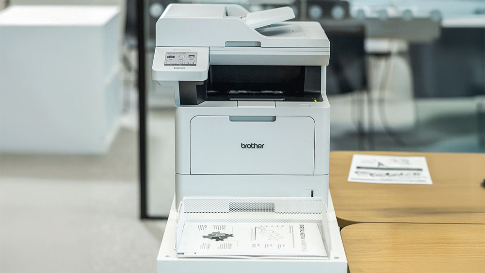Mono laserová tiskárna Brother MFC-L5710DN na stolku_02