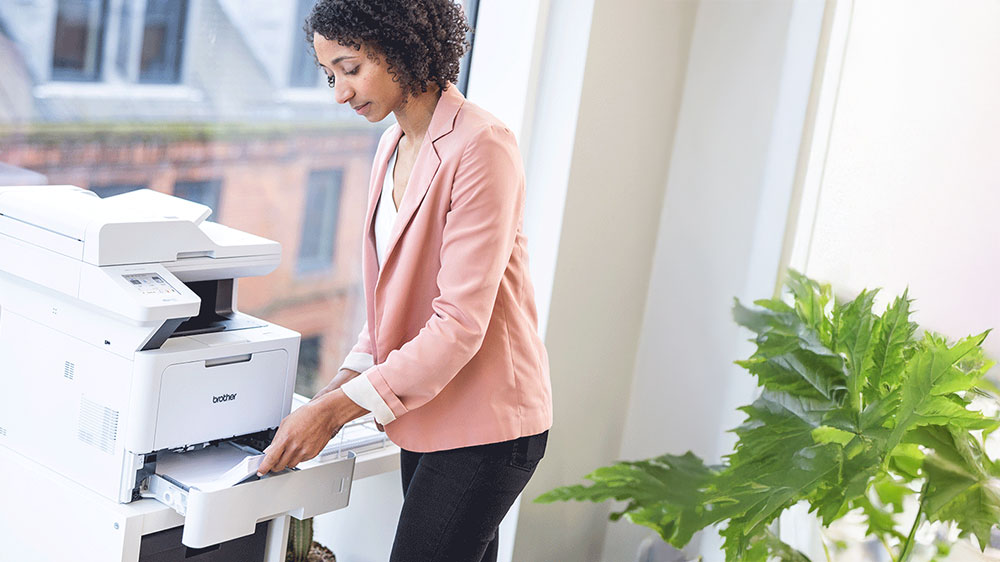 Žena vkládající papíry do tiskárny Brother MFC-L5710DW_03