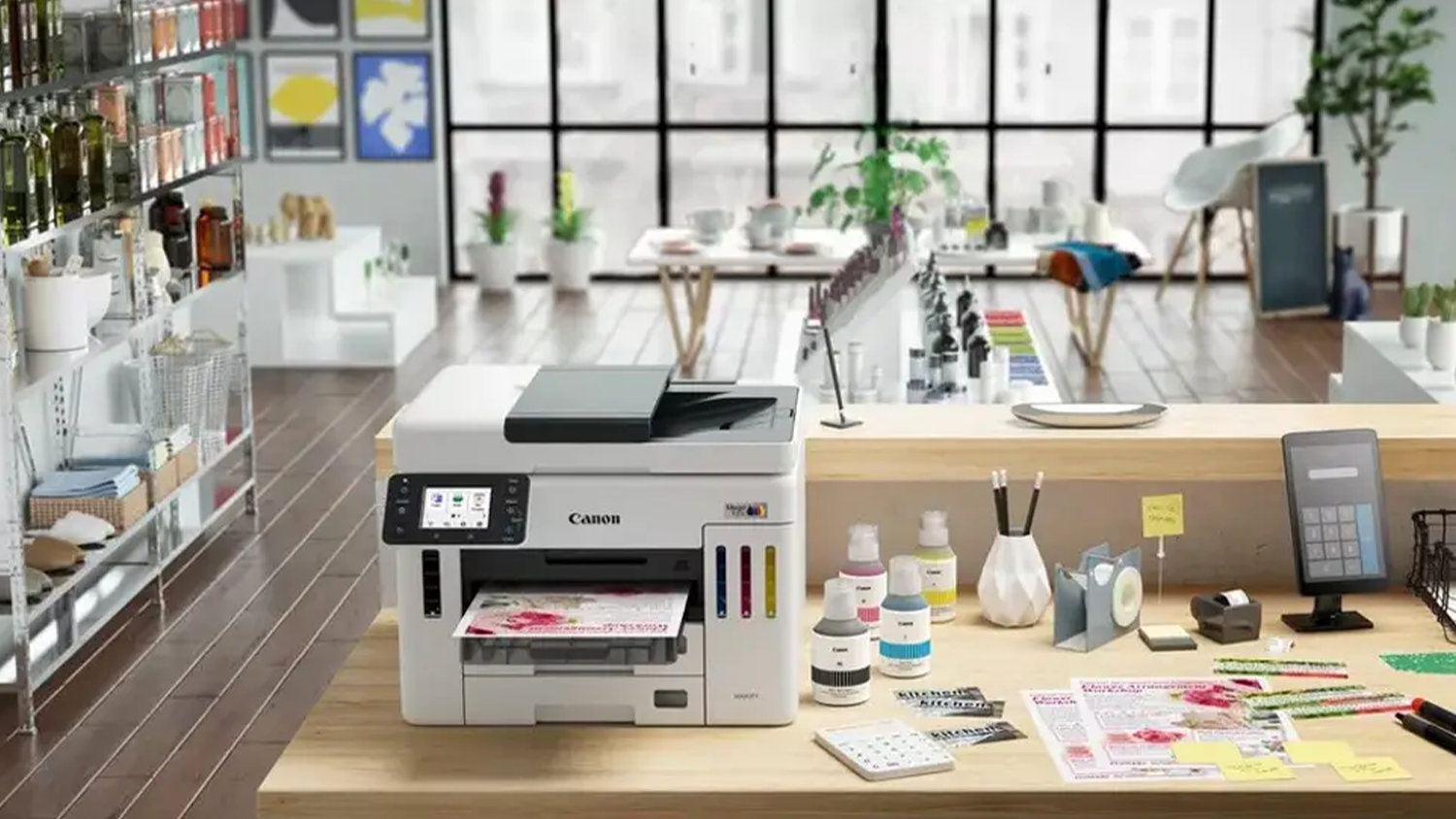 Atramentová tlačiareň Canon MAXIFY GX7140 na pracovnom stole