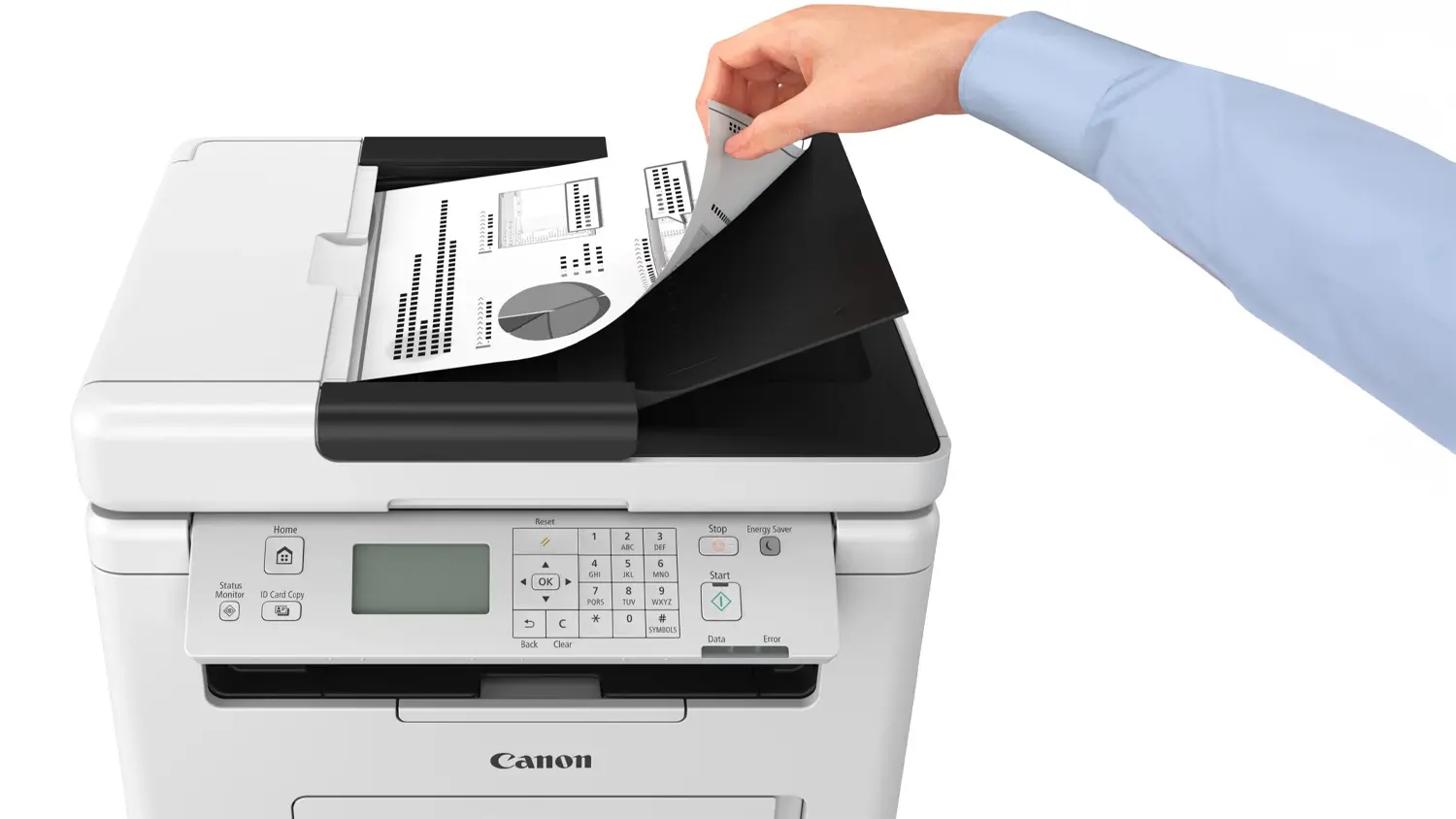 Človek vyťahujúci vytlačený papier z tlačiarne Canon i-SENSYS MF275dw II