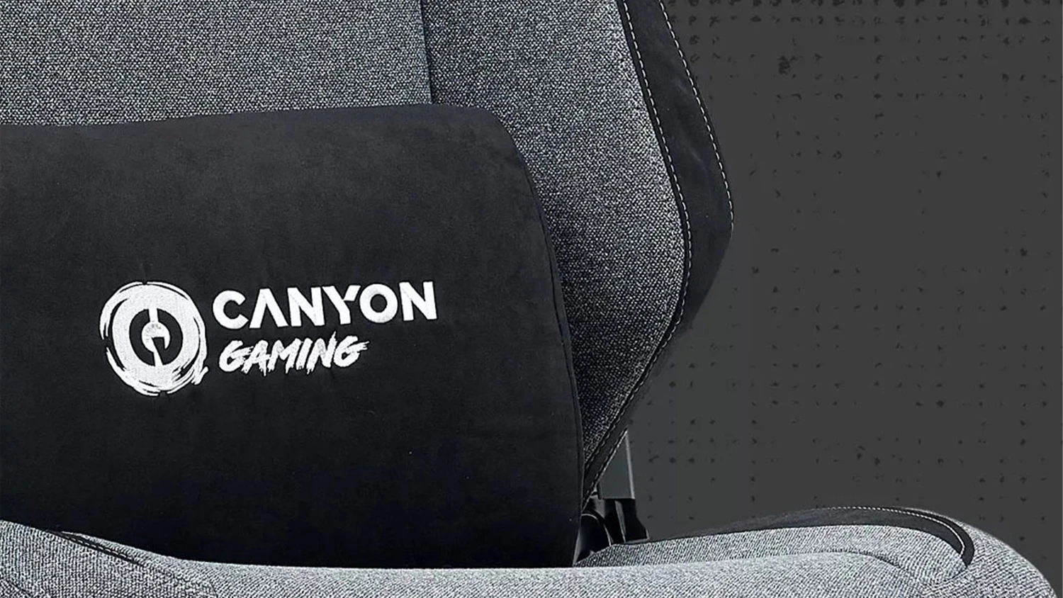 Sivé pozadie a záber na bedrový vankúš stoličky CANYON